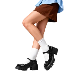 Mary Janes à plateforme noire brillante avec des chaussettes blanches et une jupe marron