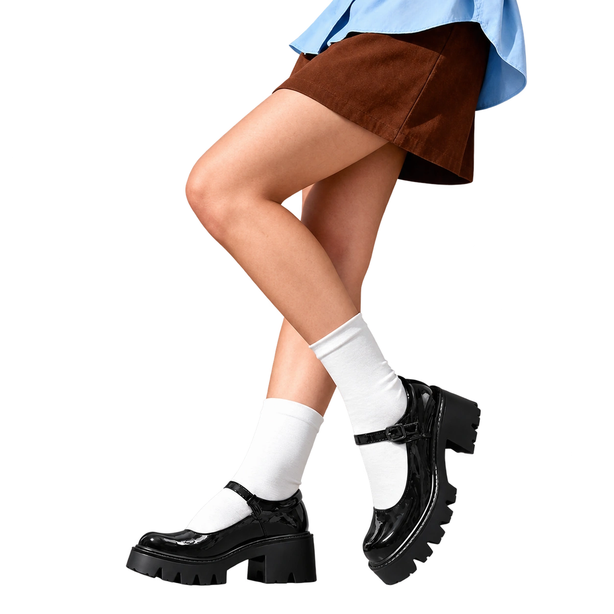 Mary Janes à plateforme noire brillante avec des chaussettes blanches et une jupe marron