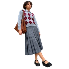Mary Janes à plateforme portée avec un tricot à losanges et une jupe midi à carreaux